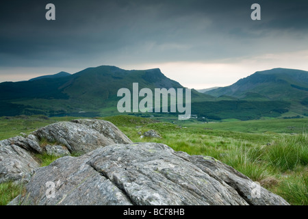 Llyn-y-Gader, Llyn-y-Dywarchen, Mynydd Mawr und Mynydd Drws-y-Coed von Rhyd Ddu Fußweg an den unteren Hängen des Snowdon Stockfoto