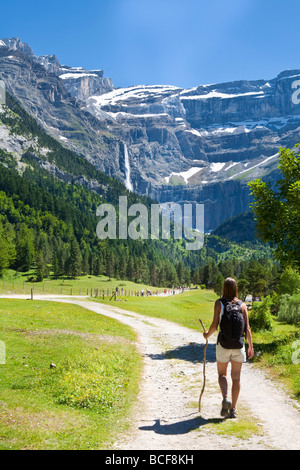 Walker, Cirque De Gavarnie, Pyrenäen-Nationalpark, Hautes-Pyrénées, Midi-Pyrénées, Frankreich, Herr Stockfoto