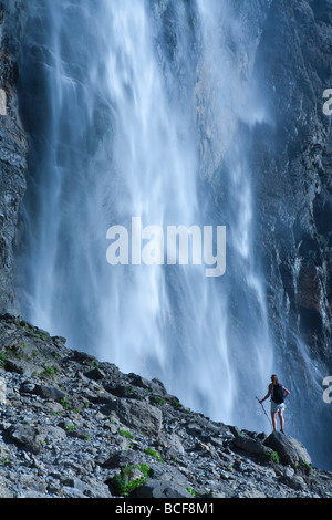 Walker unter Wasserfall im Cirque De Gavarnie, Pyrenäen-Nationalpark, Hautes-Pyrénées, Midi-Pyrénées, Frankreich, Herr Stockfoto