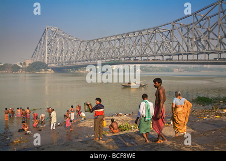 Indien, Westbengalen, Kalkutta, Calcutta, Ghat Hooghly Bridge, Menschen Baden in Hooghly River Stockfoto