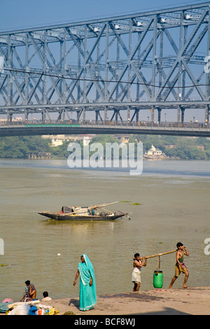 Indien, Westbengalen, Kalkutta, Calcutta, Ghat Hooghly Bridge, Menschen Baden in Hooghly River Stockfoto