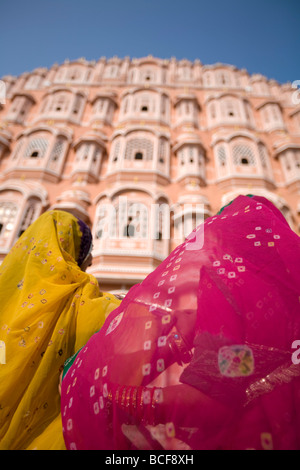 Junge Frauen in Tracht, Palace of the Winds (Hawa Mahal), Jaipur, Rajasthan, Indien, Herr Stockfoto