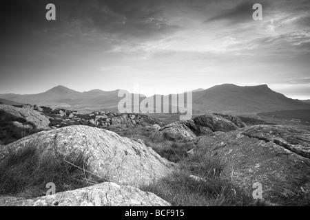 Llyn-y-Gader, Llyn-y-Dywarchen, Mynydd Mawr und Mynydd Drws-y-Coed von Rhyd Ddu Fußweg an den unteren Hängen des Snowdon Stockfoto