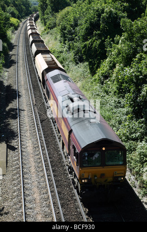 Ein Klasse 66 dieselelektrische Lok mit Fracht Wagen, von Wickham Straße, Schiene Brücke an einer roten Ampel angehalten. Brockley Stockfoto