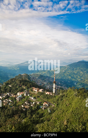 Indien, Sikkim, Gangtok, Aussicht über Stadt und Telekommunikation Turm aus Sicht der Ganesh Tok Stockfoto