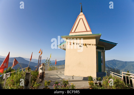 Indien, Sikkim, Gangtok, Ganesh Tok, Frau von Gebetsfahnen beten Stockfoto