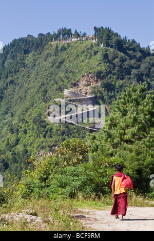 Indien, Sikkim, Pelling, Novize entlang der Straße zu Sangachoeling Gompa Stockfoto
