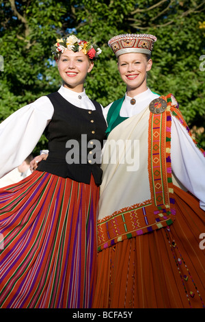 Junge Frauen in Tracht Folk, Riga, Lettland, Herr Stockfoto