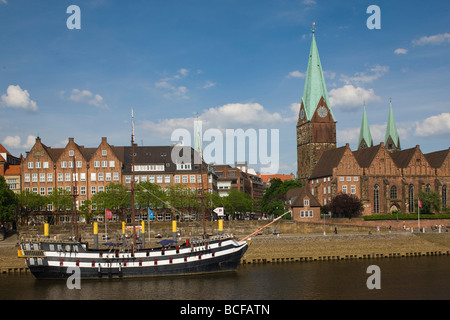 Deutschland, Land Bremen, Bremen, Weser gelegen am Wasser Stockfoto