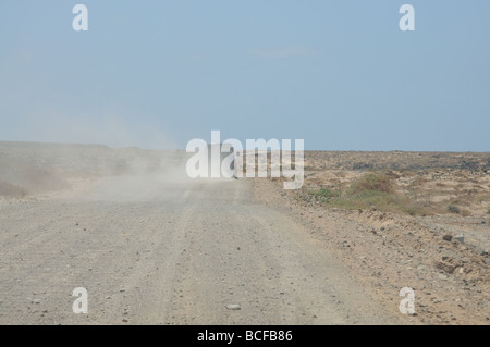 Auto auf einer Schotterstraße. Kanarischen Insel Fuerteventura, Spanien Stockfoto