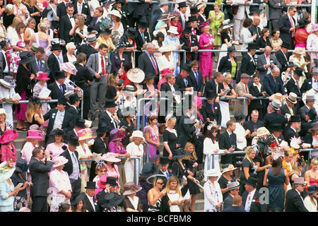 England, Ascot, Crowd-Szene bei Royal Ascot-Rennen Stockfoto