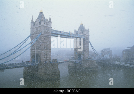 England, London, Tower Bridge im Schneesturm Stockfoto