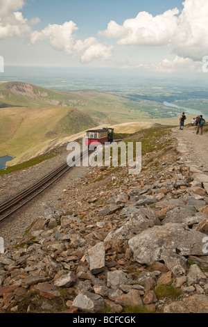 Dampfzug auf der Snowdon Mountain Railway Annäherung an der Bergstation Snowdonia North Wales Uk Stockfoto