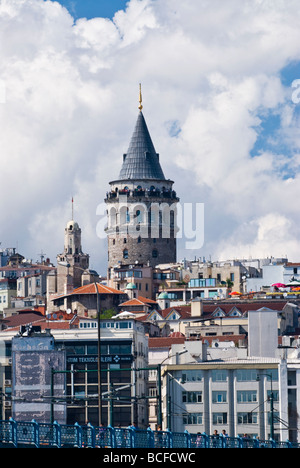 Türkei, Istanbul, Blick auf die Galata Kulesi oder Turm 6. Jahrhundert erbaut, jetzt Restaurant & Nacht club Stockfoto