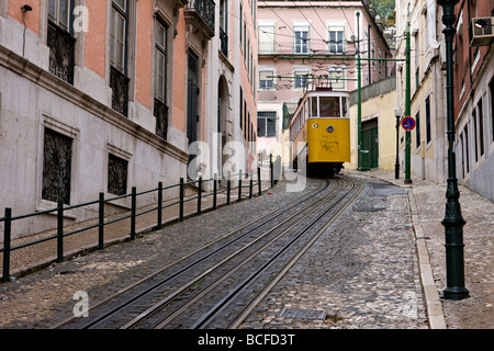 Straßenbahn-wie Transport aufsteigend in Lissabon Stockfoto