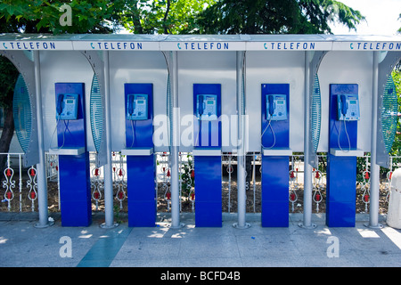 Türkei, Istanbul, Kabatas, Turk Telekom, Bank oder Reihe von zeitgenössischen modernen öffentlichen Telefonzellen oder Stände oder Telefonzellen Stockfoto