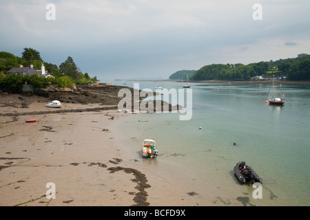 Schaut die Menai Straits auf Bangor Pier von einem Pier in der Nähe der Menai Susupension Brücke Anglesey North Wales Uk Stockfoto