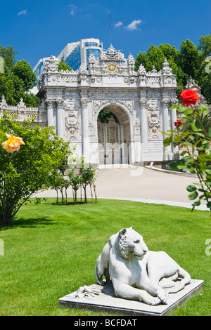 Türkei, Istanbul, Kabatas, Statue oder Skulptur der Löwin & Cubs & kaiserlichen Tor des 19. Jahrhunderts Dolmabahce Sarayi oder Palast Stockfoto