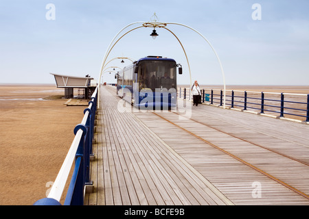 Southport Pier mit Straßenbahn Stockfoto