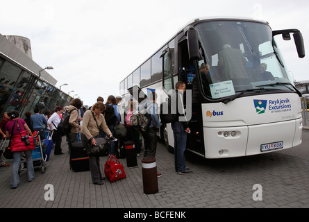 Menschen an Bord ein Bus fährt in Keflavík International Airport, Island Stockfoto