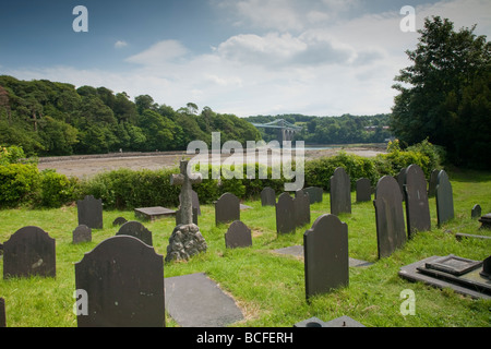 Die Menai Hängebrücke aus St Tysilio Kirche Kirche Insel Anglesey North Wales Uk Stockfoto