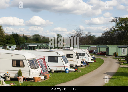 Zeilen des touring Wohnwagen und Mobilheime auf dem Campingplatz in Derbyshire an einem sonnigen Sommertag Stockfoto