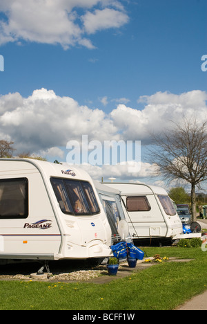 Reihen von Touring Wohnwagen auf einem Campingplatz in Derbyshire an einem sonnigen Sommertag Stockfoto