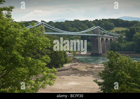 Die Menai Hängebrücke aus St. Tysilio s Kirche Kirche Insel Anglesey North Wales Uk Stockfoto