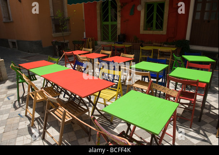 Bunte Tische und Stühle vor Café in Sizilien Stockfoto