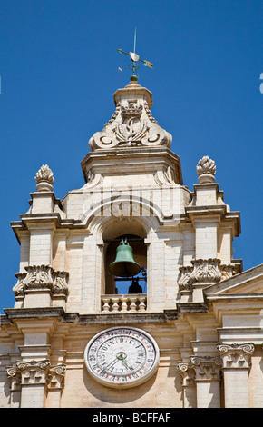 Eines der beiden Uhren und Glockenturm an der Fassade der St. Pauls Kathedrale in Mdina, Malta. Stockfoto