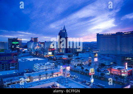 USA, Nevada, Las Vegas, The Strip, Luftaufnahme von New York, New York und Casinos Süd, Dämmerung Stockfoto
