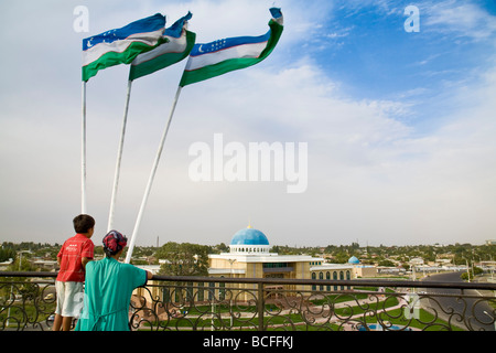 Usbekistan, Taschkent, Mutter und Kind stehen unter usbekischen Flagge betrachten von Taschkent von Dachterrasse Stockfoto