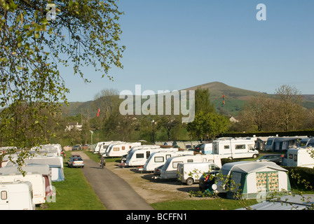 Reihen von Wohnwagen auf einem Campingplatz in Derbyshire an einem sonnigen Sommertag Stockfoto