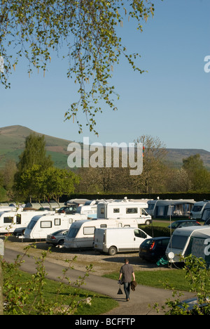 Reihen von Wohnwagen auf einem Campingplatz in Derbyshire an einem sonnigen Sommertag Stockfoto