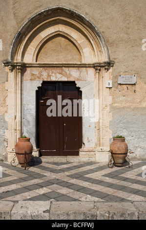 Tür zum Duomo di Castelmola, Sizilien Stockfoto