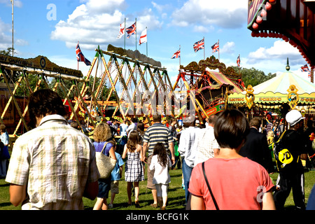 Ein arbeitsreicher Tag für "Carters Steam Fair". Der Delightfuly retro, Vintage Messe Besuch Priory Park, Nord-London, Juli 2009. Stockfoto