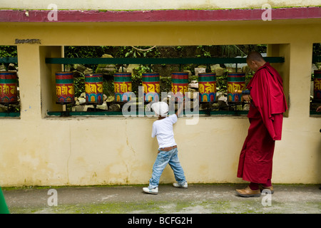 Buddhistischer Mönch und junge Kora Pfad rund um den Tsuglagkhang Komplex Gebetsmühlen einschalten. McCleod Ganj. Himachal Pradesh. Indien. Stockfoto