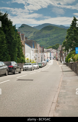 Llanberis High Street mit Blick auf die Snowdon Mountain Range Snowdonia North Wales Uk Stockfoto