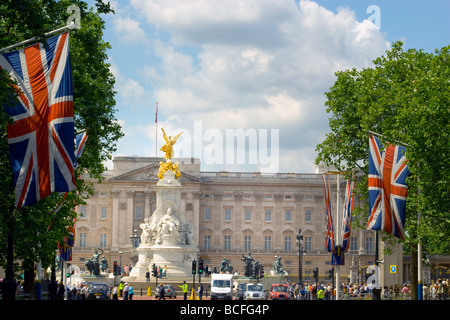 Ansicht des Buckingham Palace aus der Mitte des Einkaufszentrums auf dem Höhepunkt des Sommers. Stockfoto