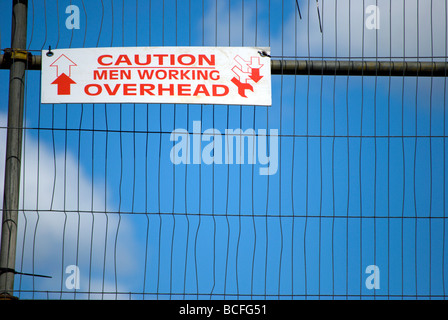 Vorsicht Männer, die über Kopf arbeiten anmelden Gerüst auf einer Baustelle in Barnes, Südwesten von London, england Stockfoto