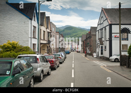 Llanberis High Street mit Blick auf die Snowdon Mountain Range Snowdonia North Wales Uk Stockfoto