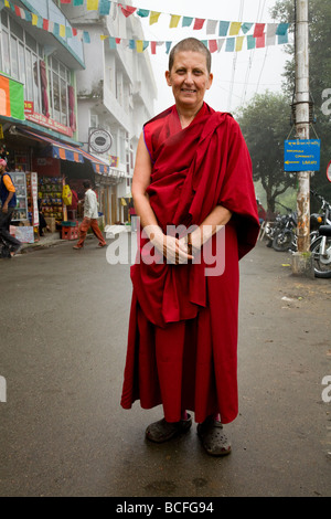 Buddhistische Nonne – westlicher Nationalität – auf Pilgerfahrt zum Tsuglagkhang Komplex (Dalai Lama Heim): In einem McCleod Ganj. Himachal Pradesh. Indien. Stockfoto