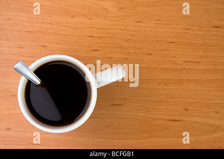 Kaffeetasse auf hölzernen Hintergrund Stockfoto