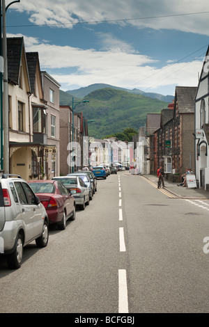 Llanberis High Street mit Blick auf die Snowdon Mountain Range Snowdonia North Wales Uk Stockfoto