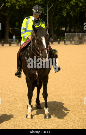 Polizistin mit Pferd im Dienst im St. James Park, Zentrum von London. Stockfoto