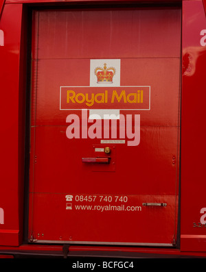 Nahaufnahme von hinten von einem Royal Mail-Lieferwagen, wie im Zentrum von London zu sehen. Stockfoto