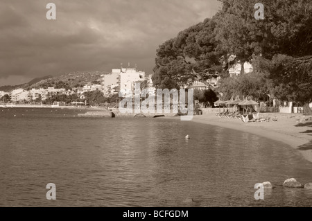 Der mallorquinische (Ballearic Inseln von Spanien) Ferienort Puerto Pollenca (Port de Pollenca) in nostalgischen Sepia fotografiert Stockfoto