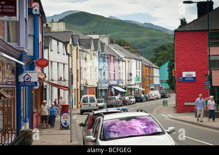 Llanberis High Street mit Blick auf die Snowdon Mountain Range Snowdonia North Wales Uk Stockfoto