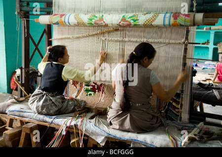 Zwei Frauen Teppich Weber Arbeit am Webstuhl in der tibetischen Handwerkszentrum. McCleod Ganj. Himachal Pradesh. Indien. Stockfoto