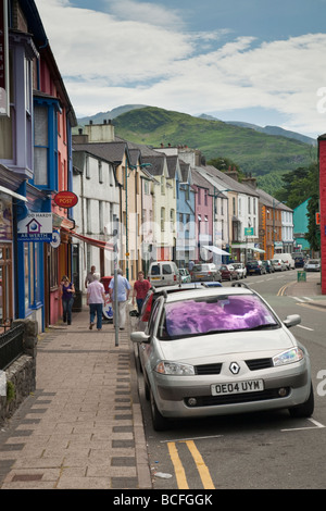 Llanberis High Street mit Blick auf die Snowdon Mountain Range Snowdonia North Wales Uk Stockfoto